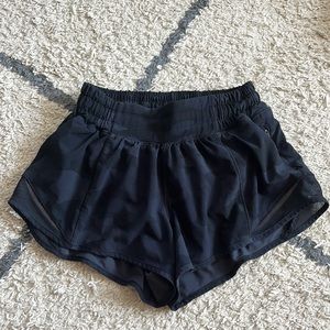 Lululemon Hotty Hot Low-Rise lined short 2.5”